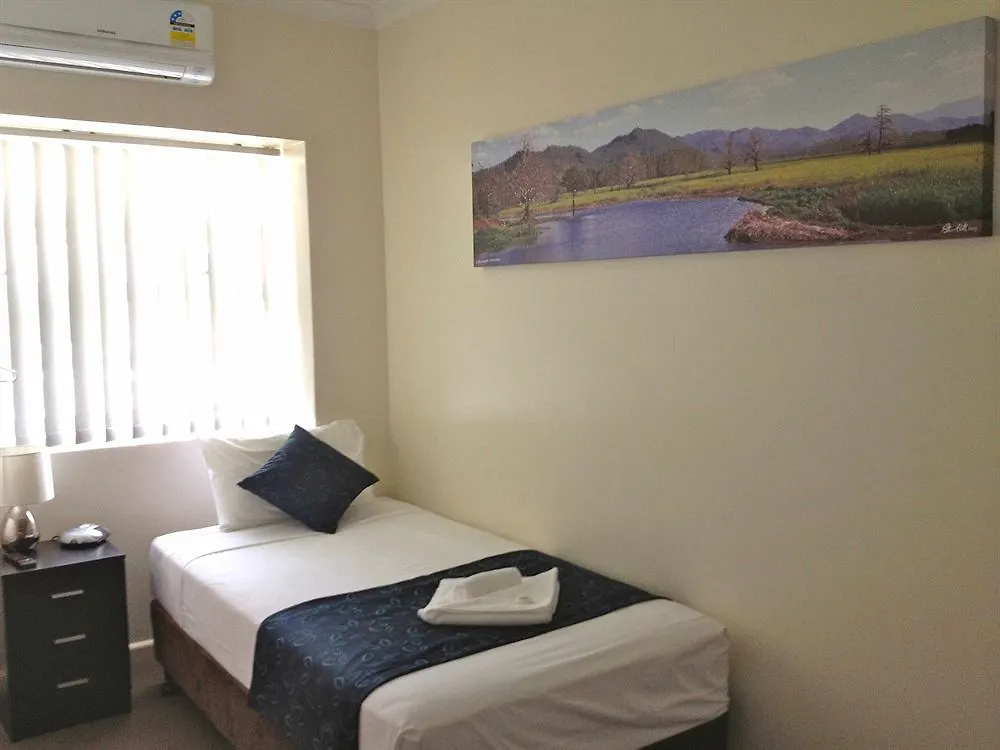 אינגהם Lees Hotel 3*,